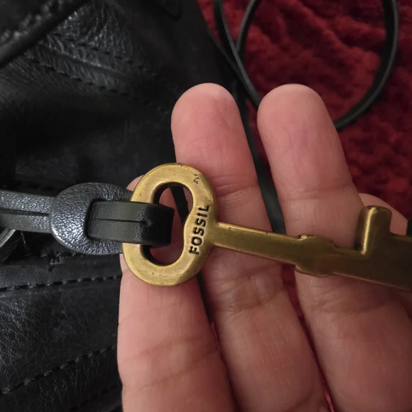 Elegant Black Leather Handbag - Picture 3 of 9